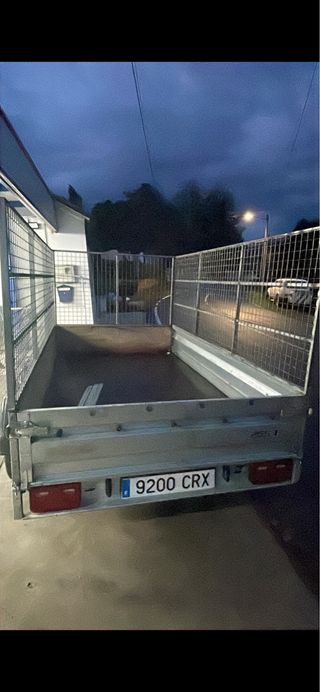 Remolque cerrado gris