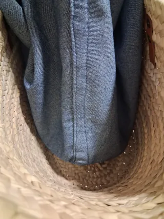 Bolso de paja hecho a mano con apliques florales