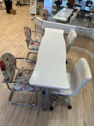 Mesa y 4 Sillas Manicura