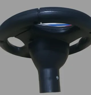 Volante de coche negro con detalles rojos