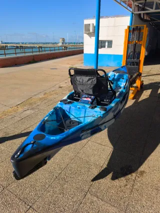 Kayak de pesca con motor eléctrico