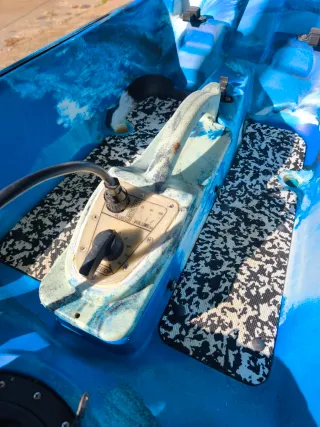 Kayak de pesca con motor eléctrico