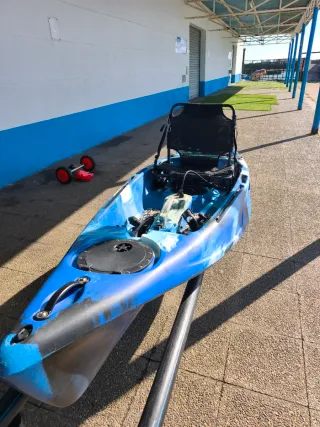 Kayak de pesca con motor eléctrico