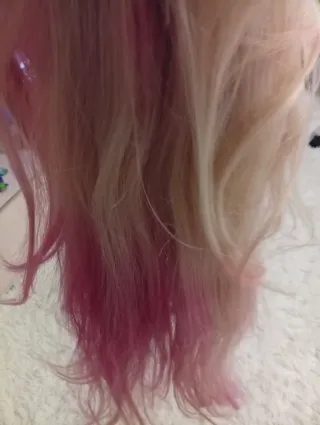 Peluca degradada rosa y blanca