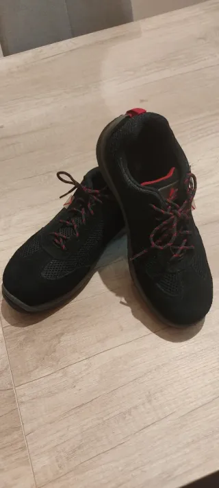 Zapatos de trabajo Delta Plus negros y rojos