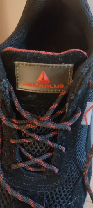 Zapatos de trabajo Delta Plus negros y rojos