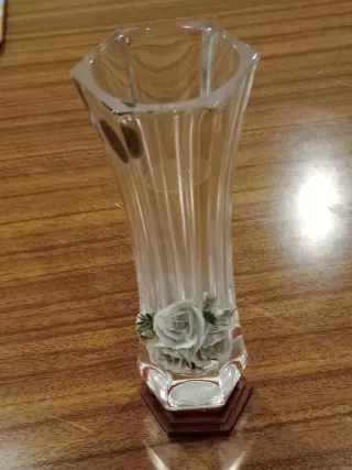 Jarra de cristal com flores decorativas