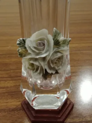 Jarra de cristal com flores decorativas