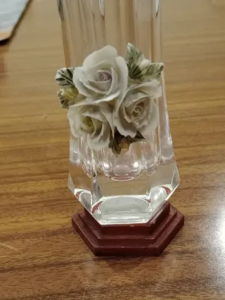 Jarra de cristal com flores decorativas