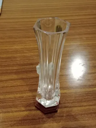 Jarra de cristal com flores decorativas