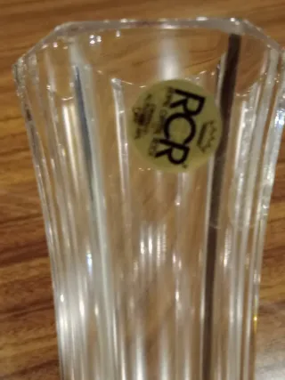 Jarra de cristal com flores decorativas