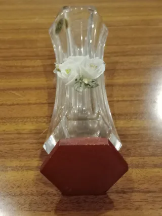 Jarra de cristal com flores decorativas