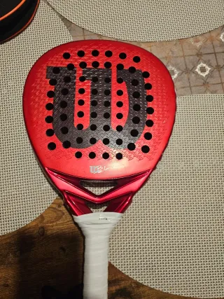 Pala de pádel Wilson roja
