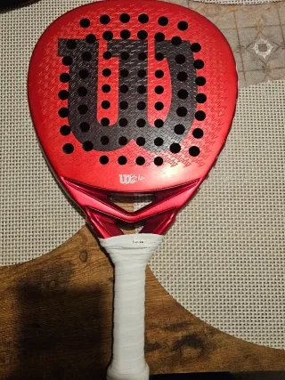 Pala de pádel Wilson roja
