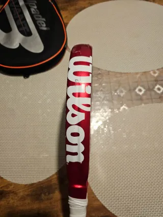 Pala de pádel Wilson roja