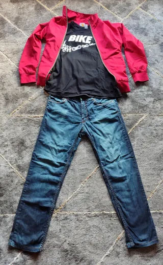 Conjunto Carhartt Chaqueta Roja y Jeans