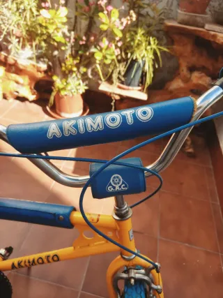Bici BMX Akimoto amarilla y Azul