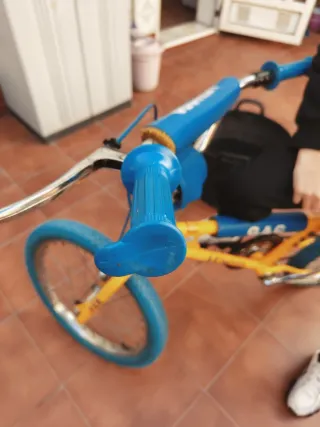 Bici BMX Akimoto amarilla y Azul