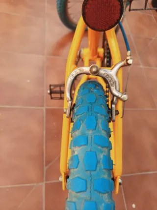 Bici BMX Akimoto amarilla y Azul