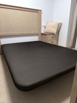 Somier tapizado con patas