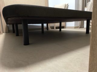 Somier tapizado con patas