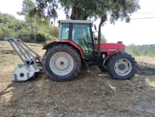 Tractor Massey Ferguson con trituradora