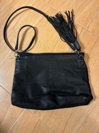 Bolso negro Stradivarius con flecos