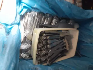 150 cubiertos: tenedores, cucharas y cuchillos