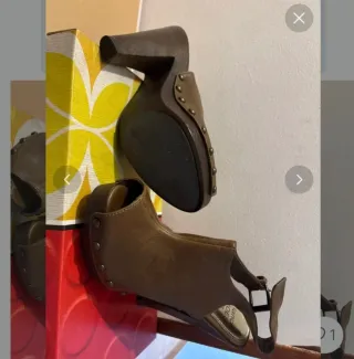 Zapatos de fiesta azul y dorado