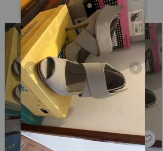 Zapatos de fiesta azul y dorado