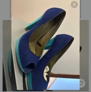 Zapatos de fiesta azul y dorado