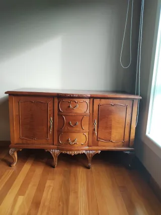 Comedor antiguo de castaño restaurado.