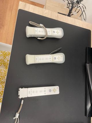 Consola Nintendo Wii Negra con tres mandos