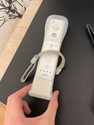 Consola Nintendo Wii Negra con tres mandos