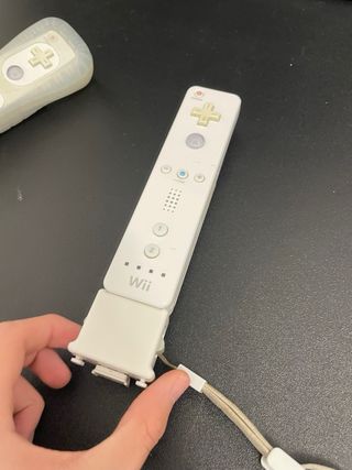 Consola Nintendo Wii Negra con tres mandos