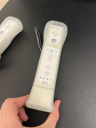 Consola Nintendo Wii Negra con tres mandos