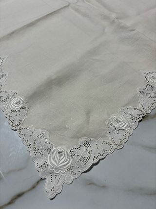 Tovaglia in lino con pizzo floreale