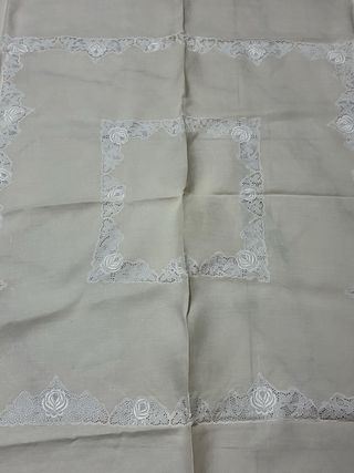 Tovaglia in lino con pizzo floreale