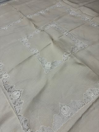 Tovaglia in lino con pizzo floreale