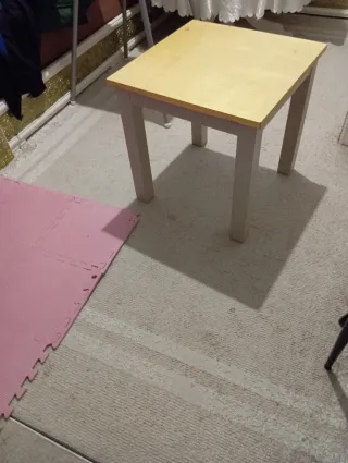 Mesita auxiliar madera dorada.