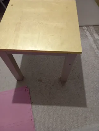 Mesita auxiliar madera dorada.