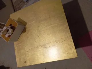 Mesita auxiliar madera dorada.