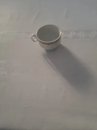 Tazas de porcelana con detalles naranjas