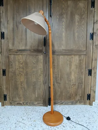 Lámpara de pie de madera y tela