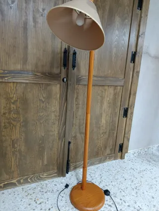 Lámpara de pie de madera y tela