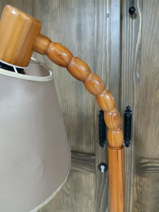 Lámpara de pie de madera y tela