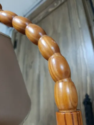 Lámpara de pie de madera y tela