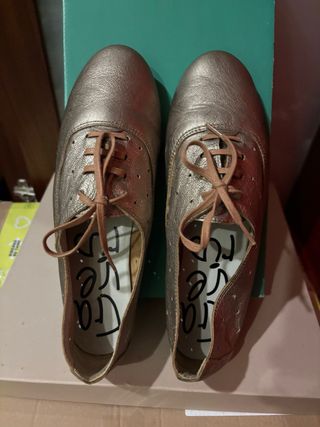 Zapatos Oxford Dorados con Cordones