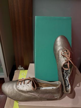 Zapatos Oxford Dorados con Cordones