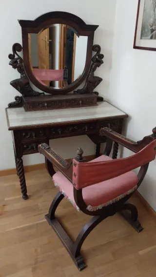 Antiguo tocador de madera con espejo
